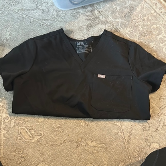 FIGS Catarina one pocket scrub top - Picture 3 of 4